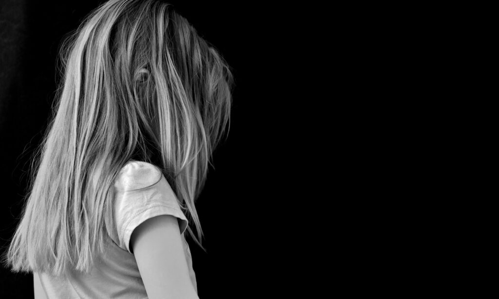 Cet article présente les signes précoces de troubles psychologiques chez l'enfant et l'intérêt de la psychothérapie pour parents et enfant.